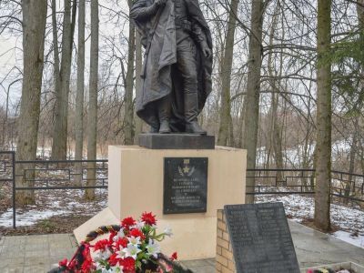 Братская могила советских воинов