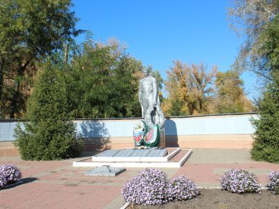 Братская могила советских воинов, погибших в боях с фашистскими захватчиками в 1943 году. Захоронено 110 человек, в том числе Герой Советского Союза, майор, летчик Петров Петр Михайлович. Имена захороненных  установлены. Скульптура советского воина с венк