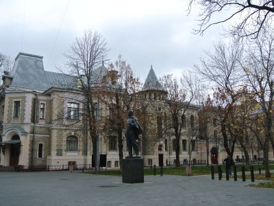 Городская усадьба Высоцких (с 1920 г. - Клуб Московского окружного союза работников Связи, с 1935 г. - Городской Дом пионеров и октябрят), 1-я пол. XX в., архитекторы Р.И.Клейн, А.Н.Новиков, К.С.Алабян, А.В.Власов, А.К.Чалдымов, И.И.Леонидов. Здесь в 1930