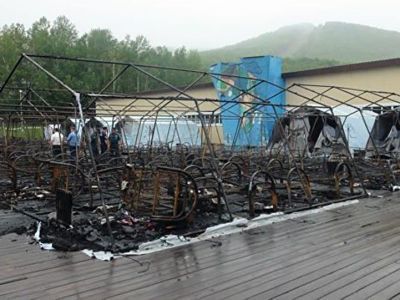 Количество детей, погибших при пожаре в палаточном лагере, выросло до четырех