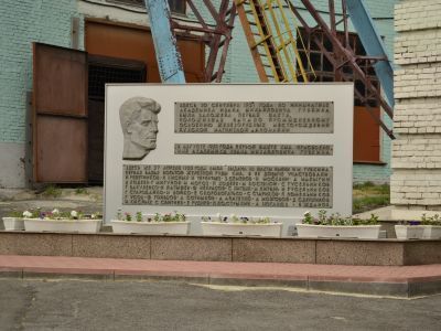 Первая опытная шахта на Курской магнитной аномалии имени И.М. Губкина, по инициативе которого она была заложена в 1931 году. Здесь установлен памятный знак с барельефом академика И.М. Губкина