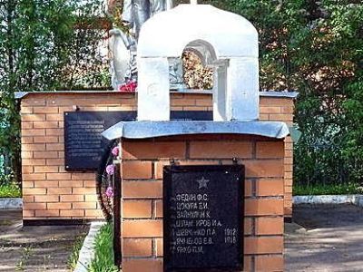 Братская могила советских воинов