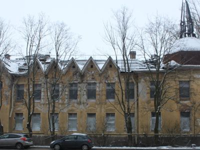 Жилой дом со службами, садом