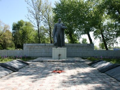 Братская могила советских воинов, погибших в боях с фашистами на подступах к г. Грозному и умерших от ран в госпиталях в 1942-1945 гг.