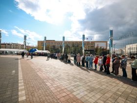 Фоторепортаж: сотни якутян встали в очередь на площади Республики для проверки зрения