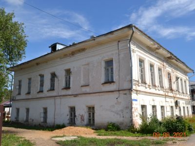 Здание бывшего реального училища, двухэтажное, каменное