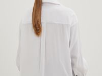 Блузка с воротником-стойкой и нагрудными карманами