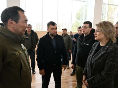 Айсен Николаев и Денис Пушилин проверили ход ремонтно-восстановительных работ в Докучаевске