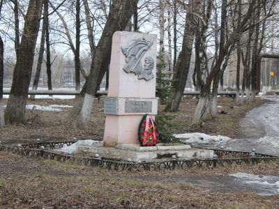 Братская могила борцов за Советскую власть с обелиском