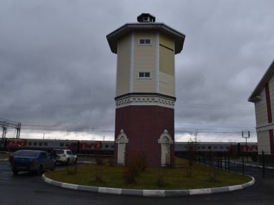 Водонапорная башня конца 1895 года с основанием бутовой кладки и деревянным навершием с декором из тесаного камня и резного дерева