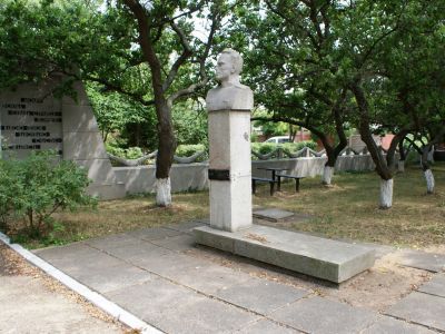 Могила Героя Советского Союза Б.А.Аршинцева (скульптор З.И.Береговая)