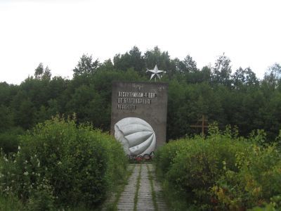 Памятник-обелиск советским воинам-десантникам 4-го воздушного десантного корпуса, погибшим в борьбе с немецко-фашистскими захватчиками. Установлен в 1974 г.