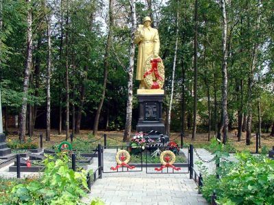 Братская могила, с захоронением воинов, павших в период Великой Отечественной войны 1941-1945 гг.