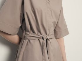 Платье с коротким рукавом и поясом