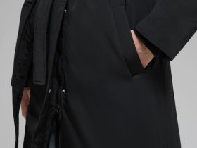 Пуховое пальто с поясом и капюшоном