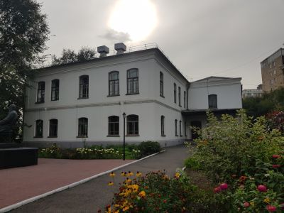 Каменное двухэтажное здание, построенное до 1830 года, бывшее уездное училище, ныне вечернее отделение сельхозтехникума