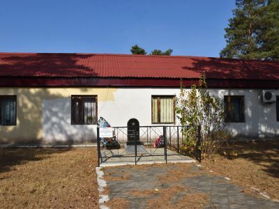 Братская могила советских воинов, погибших в боях с фашистскими захватчиками в 1943 году. Захоронено 4 человека, установлены имена 4 человек. Обелиск