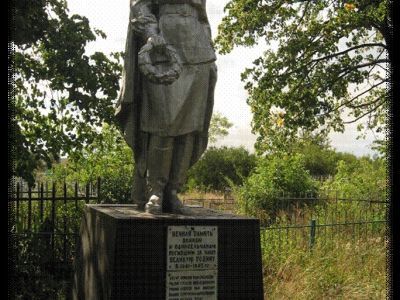 Братская могила воинов Советской Армии, погибших в период Великой Отечественной войны. Захоронено и установлено фамилий на 15 человек. Скульптура установлена в 1959 году