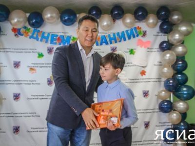 Собери ребенка в школу. В Строительном округе более 100 детей получили подарки к 1 сентября к