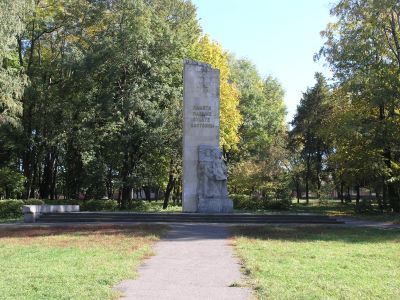 Обелиск с двумя фигурами, в память погибших воинов- комсомольцев Осетии, в 1941-45 гг.