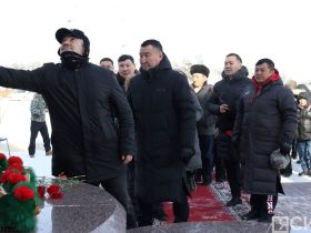 В Якутске общественность возложила цветы к памятнику Роману Дмитриеву