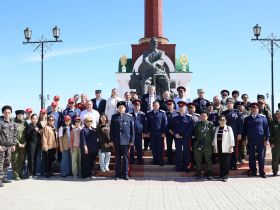 Цветы к памятнику Петру Бекетову возложили в День России
