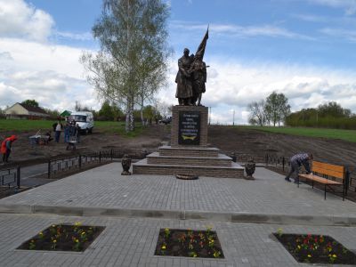 Братская могила советских воинов, погибших в боях с фашистскими захватчиками в 1943 году. Захоронено 43 человека, имена установлены. Скульптура советского воина