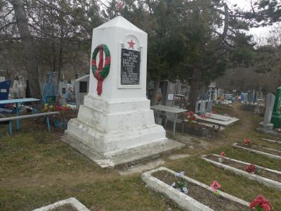 Братская могила советских воинов