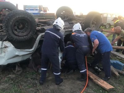 В Нюрбинском районе Якутии пассажира зажало в салоне опрокинувшегося автомобиля