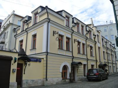 Доходный дом, 1909 г., архитектор Д.М.Челищев. Здесь в кв. № 9 жил писатель А.Белый (Б.Н.Бугаев), в 1910-1916 гг. в доме располагалось руководимое им издательство "Мусагет"