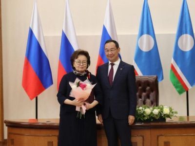 Евгении Михайловой вручили госпремию имени Михаила Алексеева в Якутии
