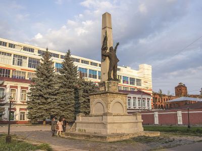 Памятник участникам Морозовской стачки 1885 г. и могилы Моисеенко Петра Анисимовича и Бугрова Игната Васильевича