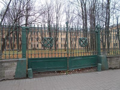 Ограда курдонёра Главного корпуса