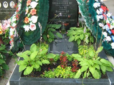 Братская могила Героя Советского Союза Артамонова Владимира Ивановича (1906-1944) и его боевых товарищей-летчиков