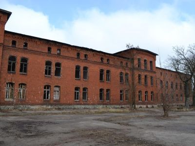 Казарма юго-западнее конюшен