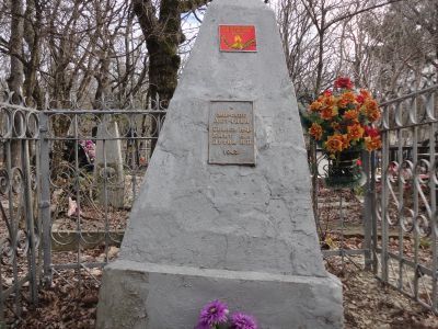 Братская могила 3 морских летчиков, погибших в боях с фашистскими захватчиками