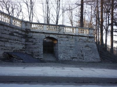 Каменная терраса с лестницами на Длинном острове