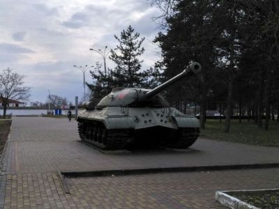 Танк ИС-3М, установленный на постаменте в честь освобождения города Абинска от немецко-фашистских захватчиков