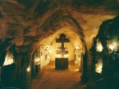 Керамиды в пещере Псково-Печерского монастыря