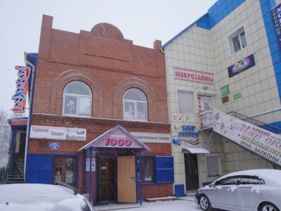 Деревянный жилой дом конца XIX века с глухой и пропильной резьбой карнизов, наличников и воротами с оригинальным декором «солнышко»