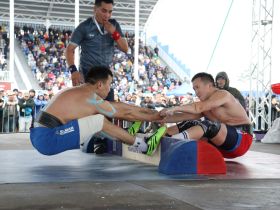 Сенсационные схватки по мас-рестлингу прошли на Играх Манчаары