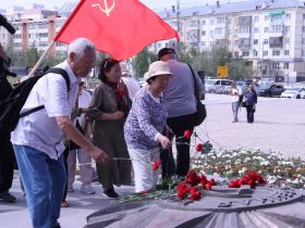 В День памяти и скорби в Якутске возложили цветы на площади Победы