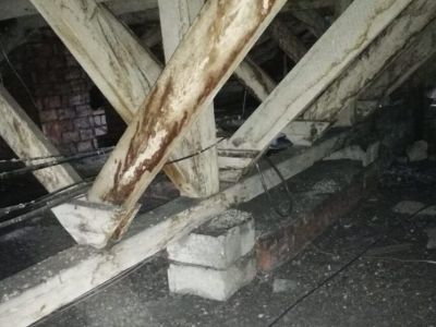 В якутском городе Алдане управляющую компанию обязали убрать мусор на чердаке