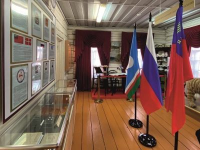 К 100-летию ЯАССР открыли две выставки