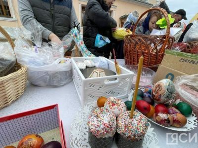 Фото: в Якутске освящают куличи и яйца на Пасху