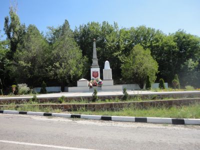 Братская могила советских воинов и жителей села, погибших в боях и казненных фашистскими захватчиками