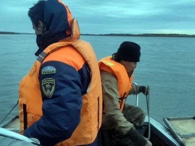 На борту затонувшей в Якутии лодки находились пятеро мужчин. Троих спасли, двоих ищут