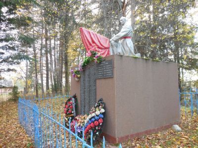 Братская могила воинов Советской Армии, погибших в 1941-1943 гг. Здесь же захоронен Сергеенков Николай Семенович (1916 - 1944), Герой Советского Союза