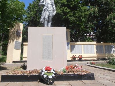 Братская могила советских воинов, погибших в боях с фашистскими) захватчиками