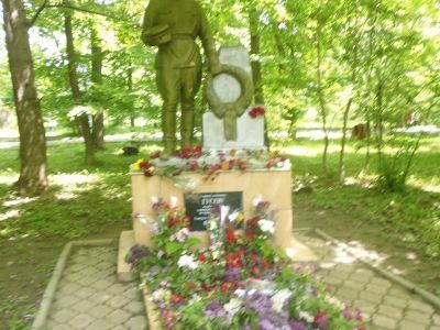 Могила лейтенанта Гусева, погибшего в бою на территории фабрики 5.08.1942 года